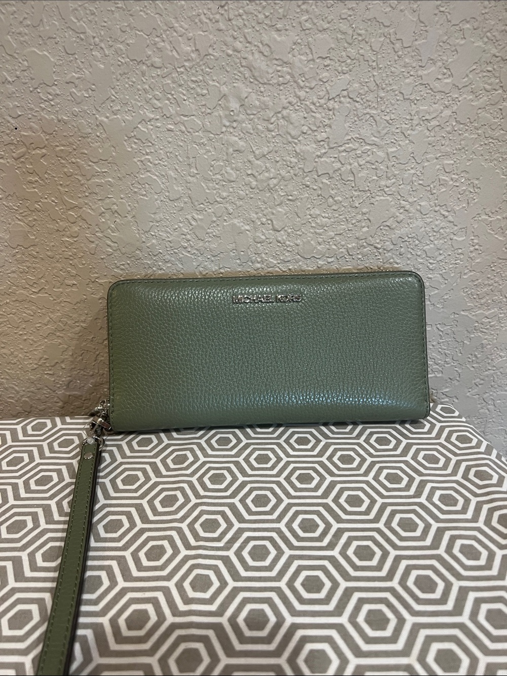 Michael Kors ARMY GREEN LG TRVL continental wallet leather w/detachable strap
